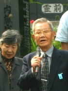 写真 挨拶する松原勝在京・千代子の会代表