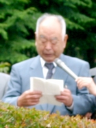 写真 涙ながらに挨拶する伊藤善知さん