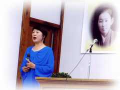 写真 「伊藤千代子に捧げる」熱唱する中村洋子さん