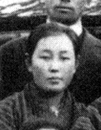 諏訪高等女学校卒業記念写真の伊藤千代子