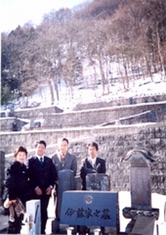 写真　墓前にて