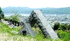 写真　顕彰碑は西山から諏訪の平を望んでいる