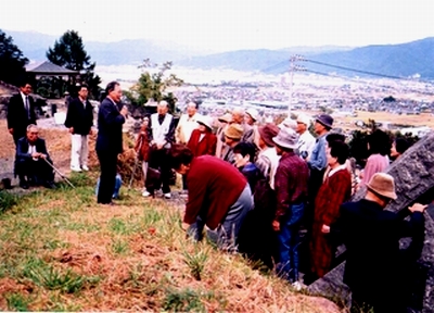 写真　説明に耳を傾ける