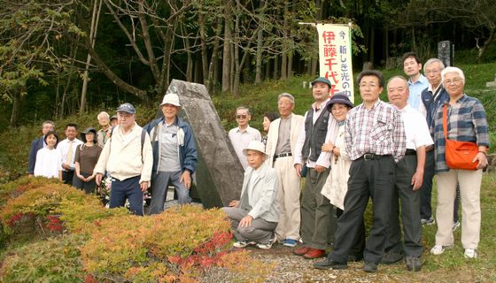 写真　没後90年の墓参・碑前祭に集まった皆さん