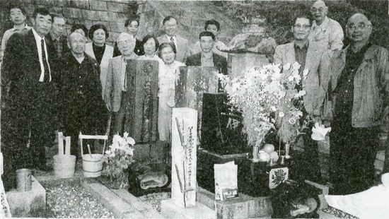 写真 墓参に訪れた皆さん(墓前で)