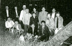 写真　碑前で墓参に訪れた参加者