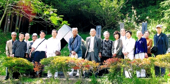 写真 伊東千代子顕彰碑の前で