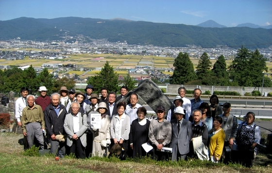 写真　2014年墓参・碑前祭に集まった皆さん