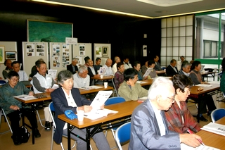 写真 「語る会」では、「顕彰運動のこれから」を主題に