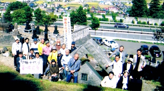 写真 千代子碑からの眺望をバックに記念撮影