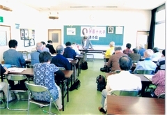 写真　「語る会」で講演する栗田副会長