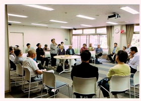 写真　円座で意見を出し合いました