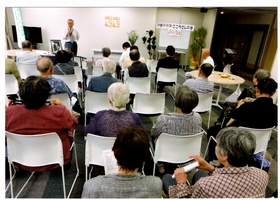 写真　事務局長の三沢さんがあいさつ