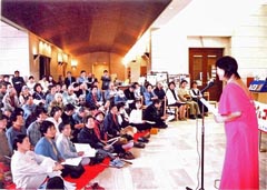 写真　ロビーいっぱいの参加者。歌う中村洋子さん