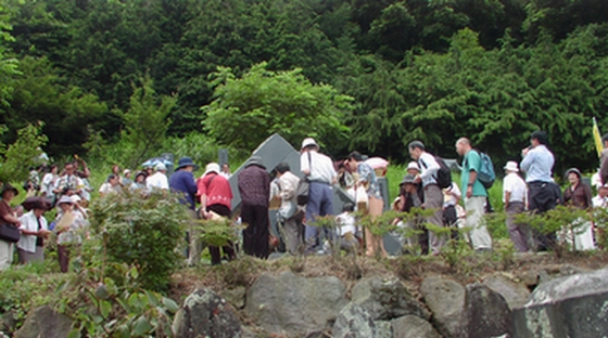 写真 墓前祭・碑前祭に訪れた皆さん(顕彰碑前で)