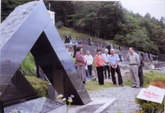 写真　碑前祭で挨拶する木島日出夫さん