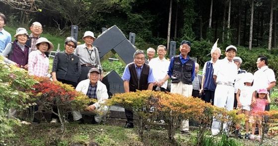 写真　墓参・碑前祭を終えて