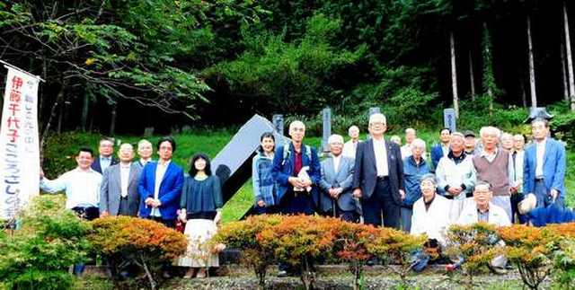 写真　建碑２０年墓参・碑前祭に参加された皆さん