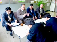 写真　記者団を前に「伊藤千代子」を熱く語る木島・栗田・上田・三沢、各実行委員会役員