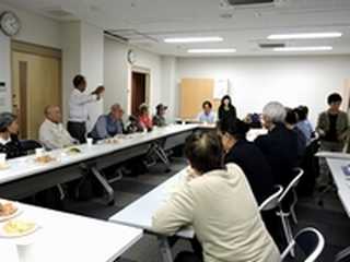 写真　講師ご夫妻を囲んで交流会