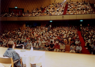 写真　満席となった文化センターホールで語る澤地久枝さん
