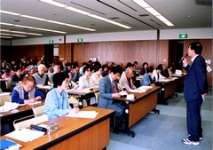 写真　あいさつする栗田こころざしの会副会長