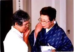 写真　澤地さんと語り合う後藤さん