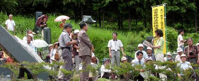 写真　墓前・碑前祭（顕彰碑前に集まった大勢の参加者）