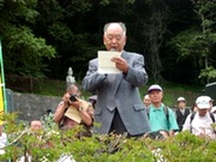 写真　お礼の気持ちをのべる伊藤善知さん