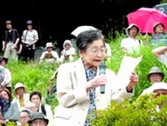 写真　あいさつする文明さんの長女草子さん