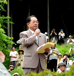 写真　墓前・肥前祭であいさつする木島日出夫実行委員長