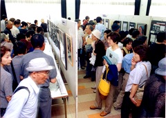 写真　パネルを熱心に見入る沢山の方々