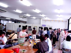 写真 併設された「交流の広場」ではあちこちに歓談の輪が・・