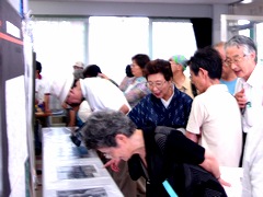 写真　沢山の人達に混ざって澤地さんと藤田さんも