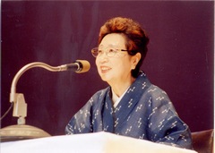 写真　せつせつと語りかける澤地久枝さん