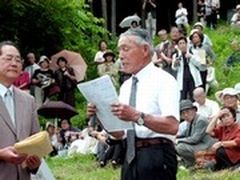 写真　あいさつする関勘正「伊藤千代子こころざしの会」会長